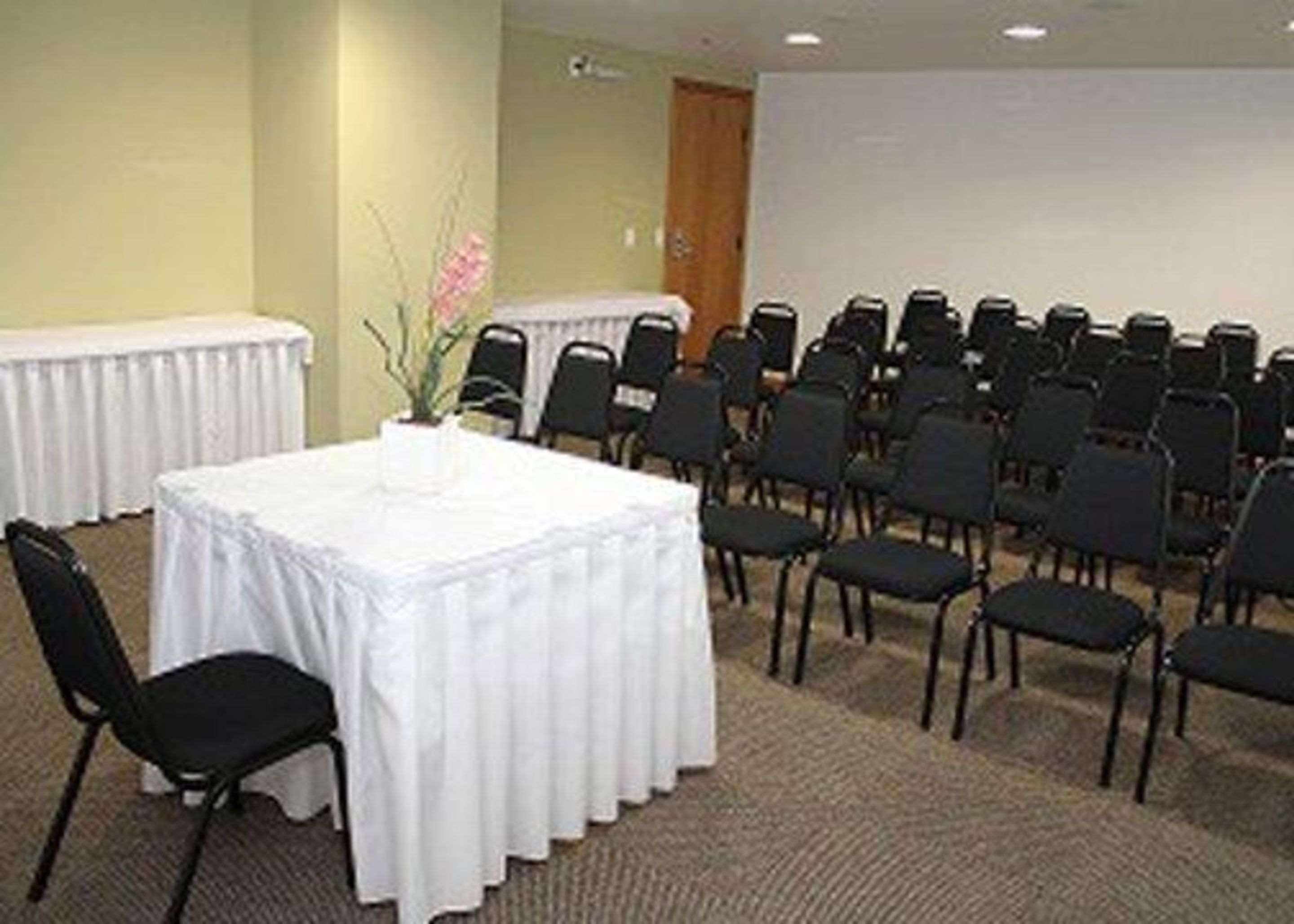 Comfort Hotel Жоинвили Экстерьер фото