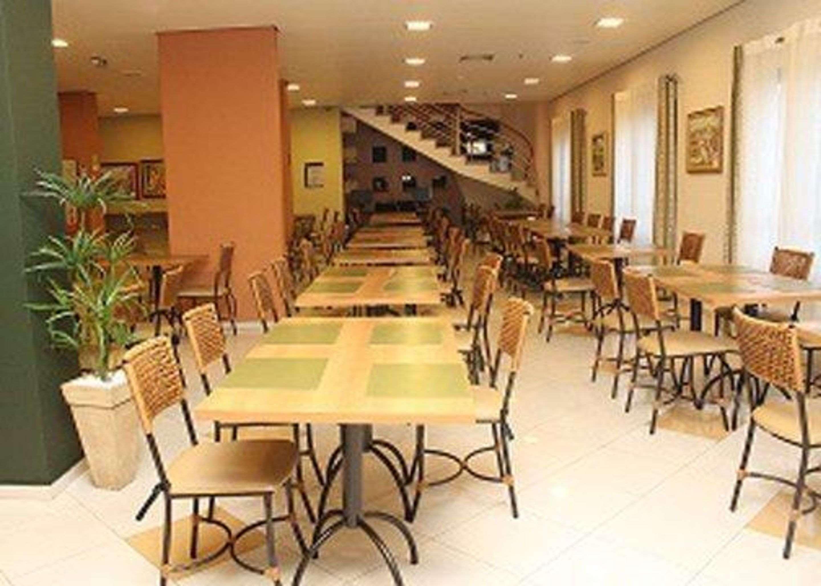 Comfort Hotel Жоинвили Экстерьер фото