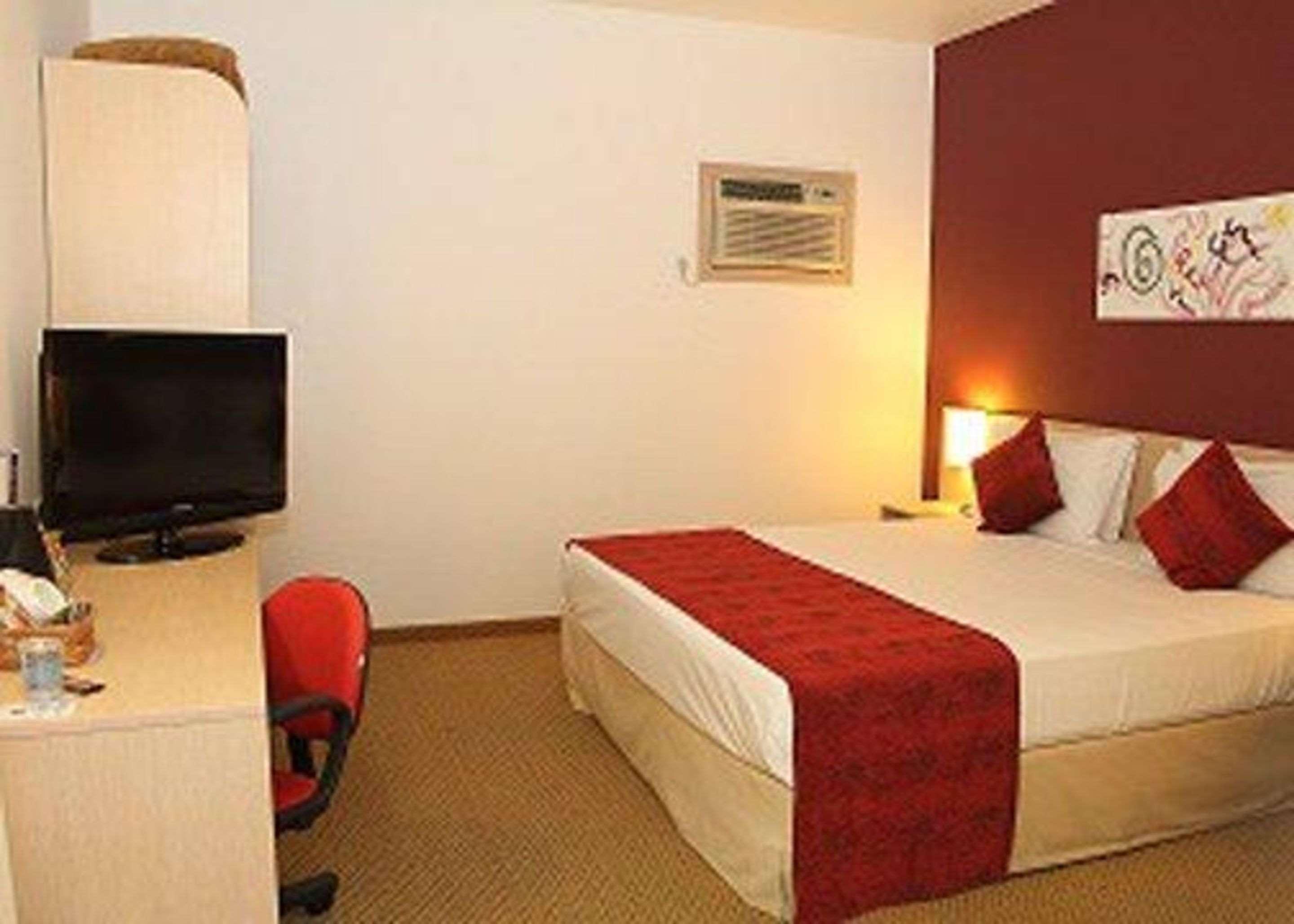 Comfort Hotel Жоинвили Экстерьер фото